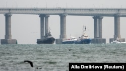 Захваченные украинские военные корабли выводят из Керчи, 17 ноября 2019 года