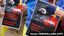 Во время акции возле офиса российской компании "Лукойл" с призывом бойкотировать эту компанию и не покупать российскую нефть. Брюссель, 13 мая 2022 года