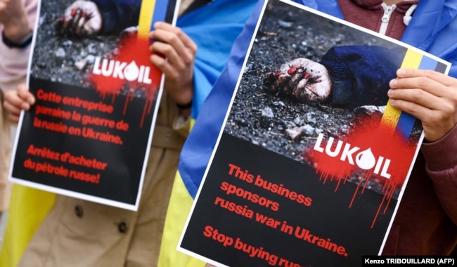 Акция в поддержку бойкота российской нефтяной компании "ЛУКОЙЛ" в Брюсселе. Май 2022 года