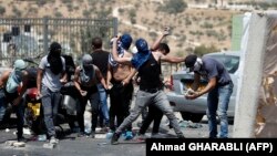 روز جمعه در شماری از محله‌های شرق بیت‌المقدس، نیروهای امنیتی اسرائیل برای پراکندن سنگ‌پرانان فلسطینی گاز اشک‌آور شلیک کردند.