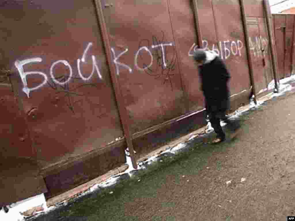 There are few opposition voices. In Moscow, a man walks by graffiti reading: "Boycott the elections!"