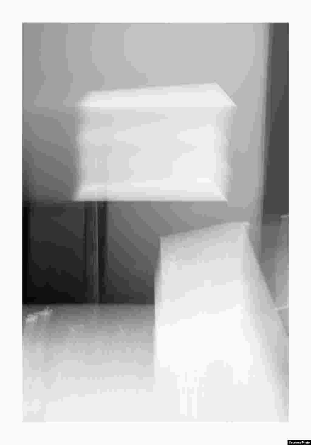 ნათელი მაგიდა. 2016 წელი. ფოტოქაღალდი, შავ-თეთრი ბეჭდვა. მხატვრის და &quot;ჰაუზლერ კონტემპორარის&quot; &nbsp;(ციურიხი) ნებართვით