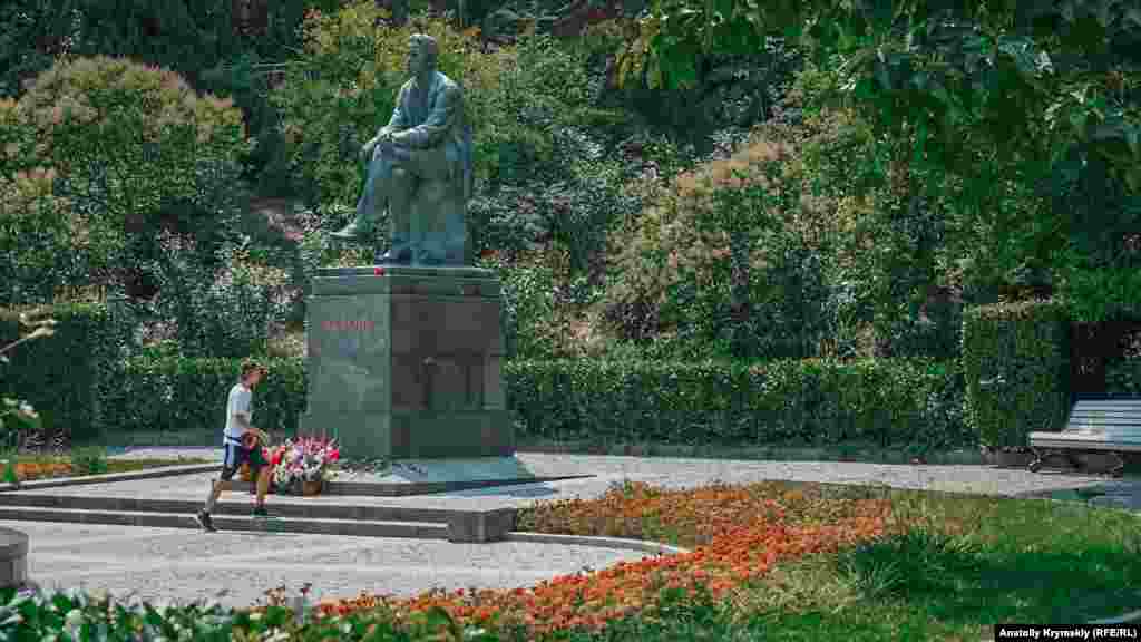 В парке находится единственный бронзовый памятник Антону Чехову. Его установили в июле 1953 года