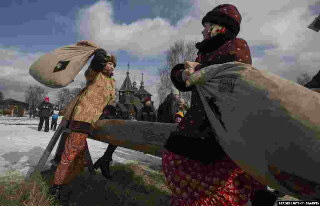 Girls battle with sacks in the town of Suzdal on February 29.