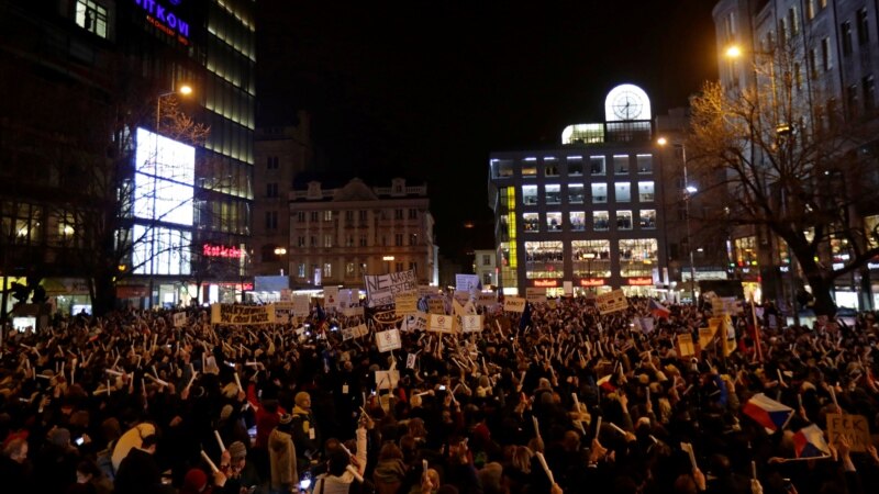 Hiljade Čeha u protestu za odbranu novinara od Zemana