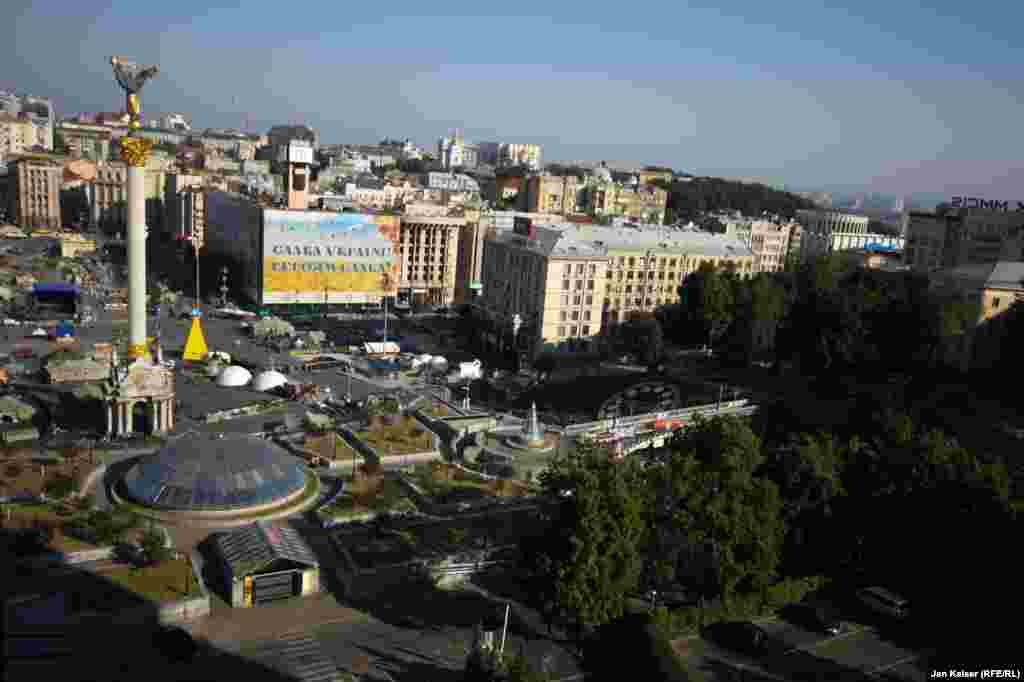 Ukraine -- Communal services with the police dismantle barricades in central Kyiv. 7 August, 2014