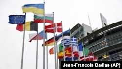 Ukrajinska zastava stoji podignuta uz zastavu Evropske unije u blizini Evropskog parlamenta u Strazburu u Franuskoj, 5. april 2022.