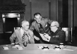 Президент США Франклін Рузвельт (л), його секретар Стів Ерлі, (ц) розмовляють з прем’єр-міністром Великої Британії Вінстоном Черчиллем (п), 04 лютого 1945, року під час конференції в Ялті