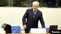 Бывший президент Югославии Слободан Милошевич в Гаагском суде. 31 августа 2004 года.