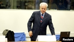 Slobodan Milošević u sudnici Tribunala u Hagu, avgust 2004.