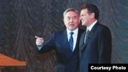 Қазақстан президенті Нұрсұлтан Назарбаев пен Виктор Храпунов. 2000 жыл.