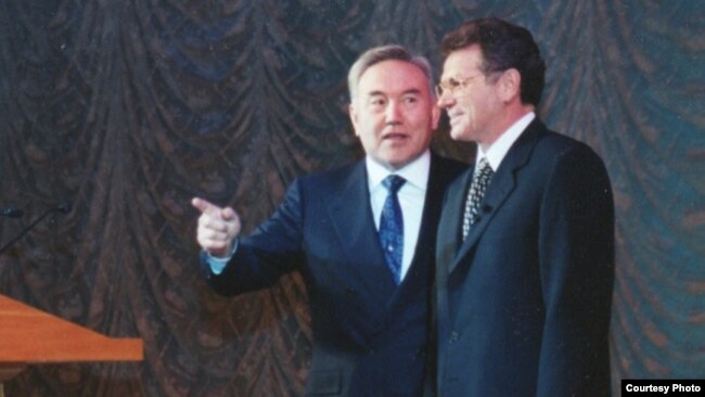 Президент Казахстана Нурсултан Назарбаев и Виктор Храпунов. 2000 год.
