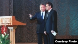 Президент Казахстана Нурсултан Назарбаев и Виктор Храпунов в бытность топ-чиновником в Казахстане. 2000 год