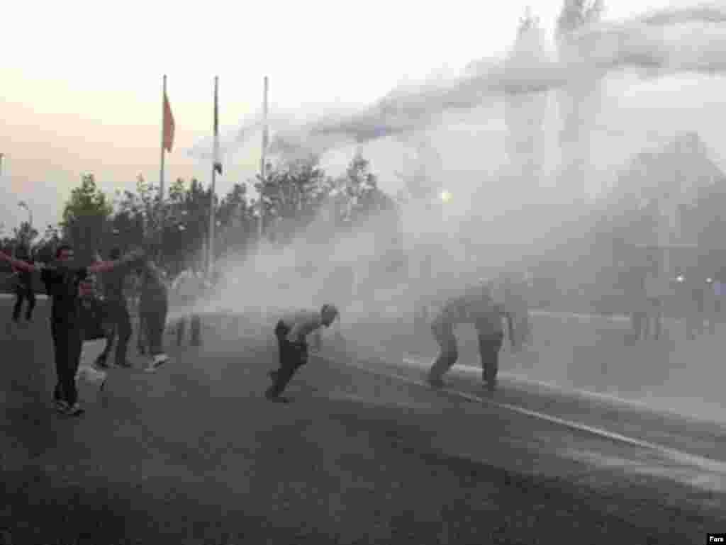 Iran -- Exercise of Iranian riot-police with demonstrators called “Naja”, Sep2010 - Iran -- Exercise of Iranian riot-police with demonstrators called “Naja”, Sep2010