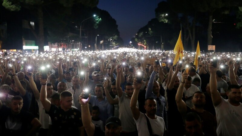 Албанската опозиција повикува на масовност за утрешниот протест