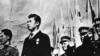 Ким Ир Сен и советские советники. Позже с этой фотографии, хранящейся в Музее революции в Пхеньяне, исчезли и советники, и флаги, напоминающие современные флаги Южной Кореи, и даже советский орден Трудового Красного Знамени