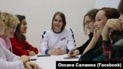 Оксана Салмина с активистами "Молодой Гвардии"