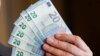 Prema poslednjim zvaničnim podacima, prosečna zarada bez poreza i doprinosa u celoj Srbiji za decembar 2022. iznosila je oko 715 evra. Ipak, medijalna zarada, odnosno ona koju prima najveći broj zaposlenih, je oko 510 evra.