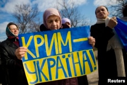 Татарские женщины на митинге протеста. Симферополь, 14 марта 2014 года.