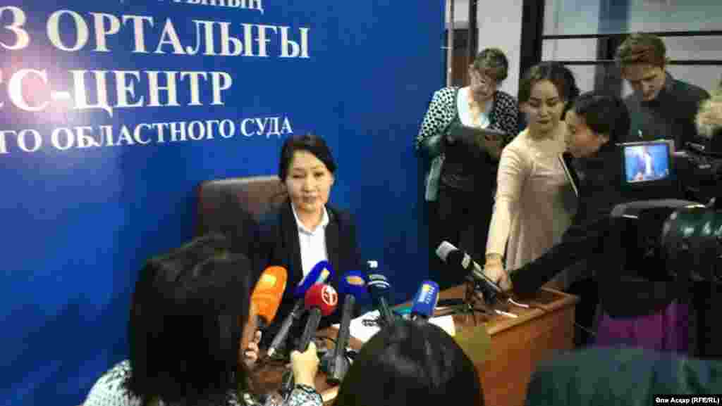 Пресс-секретарь Актюбинского областного суда Илиада Досова на брифинге в Актобе сообщила, что подсудимых доставили в суд под охраной за два часа до начала судебных слушаний.