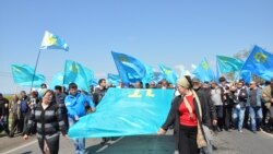 Несколько тысяч крымских татар направились встречать в Армянске Мустафу Джемилева, которому оккупационные российские власти запретили въезд в Крым, 3 мая 2014 года