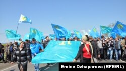 Несколько тысяч крымских татар направились встречать в Армянске Мустафу Джемилева, которому оккупационные российские власти запретили въезд в Крым, 3 мая 2014 года