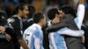 Главный тренер сборной Аргентины Диего Марадона со своими футболистами празднует выход в четвертьфинал чемпионата мира