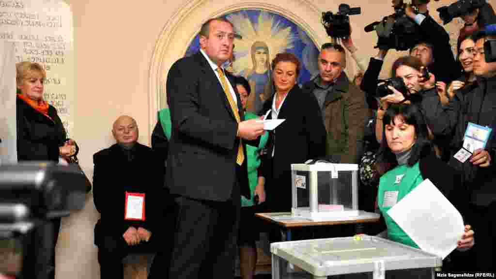 Prezidentliyə namizəd Giorgi Margvelashvili seçki məntəqəsində