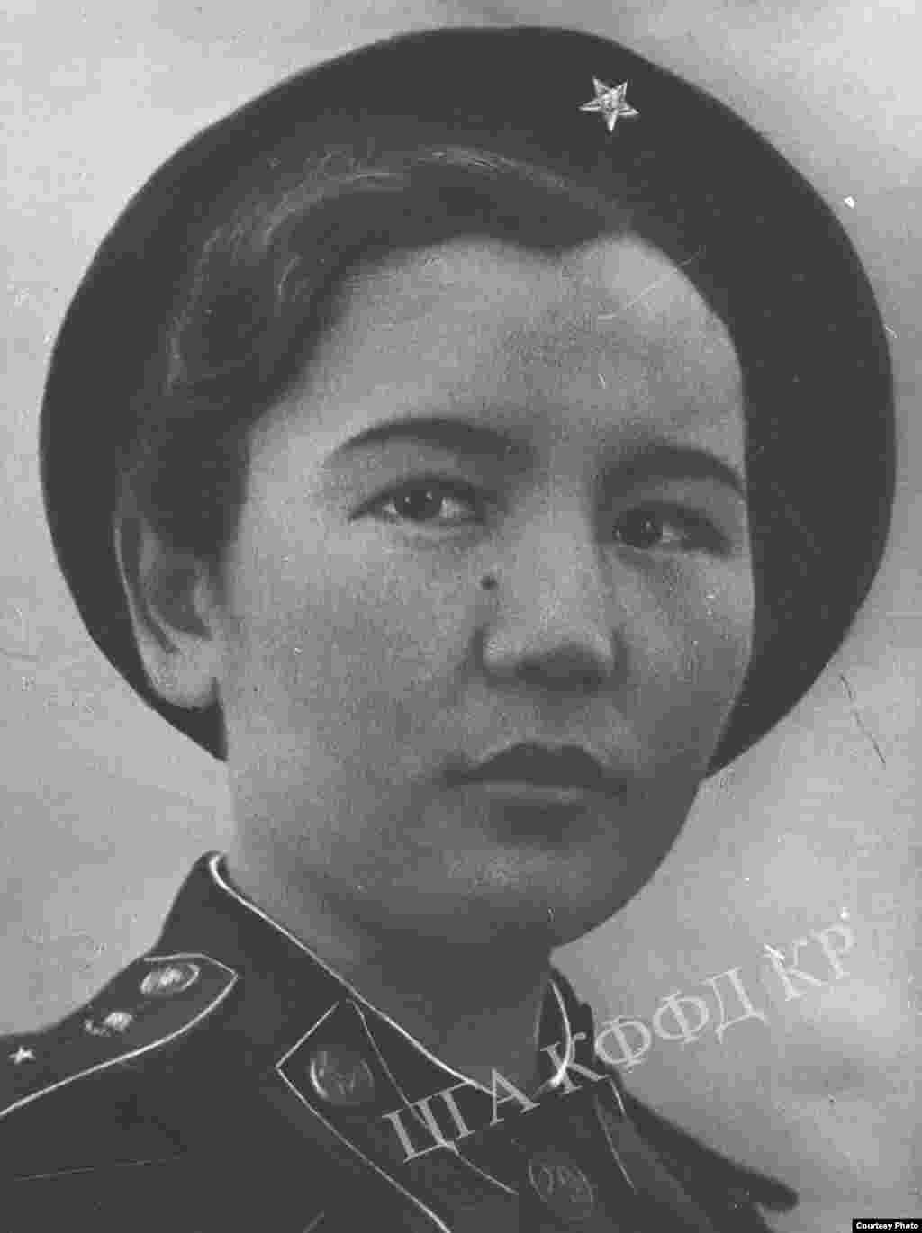 Участника Великой отечественной войны, старший лейтенант медслужбы Рафа Айдарбекова. 1942 год. &nbsp;