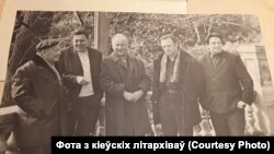 Уладзімер Караткевіч з савецкімі літаратарамі ў Ялце, люты 1974 года, фота з кіеўскіх літархіваў