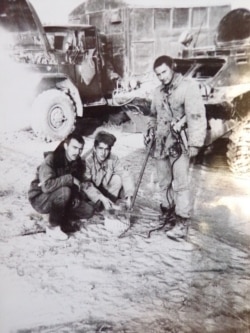 Советские военнослужащие в Афганистане с миноискателем