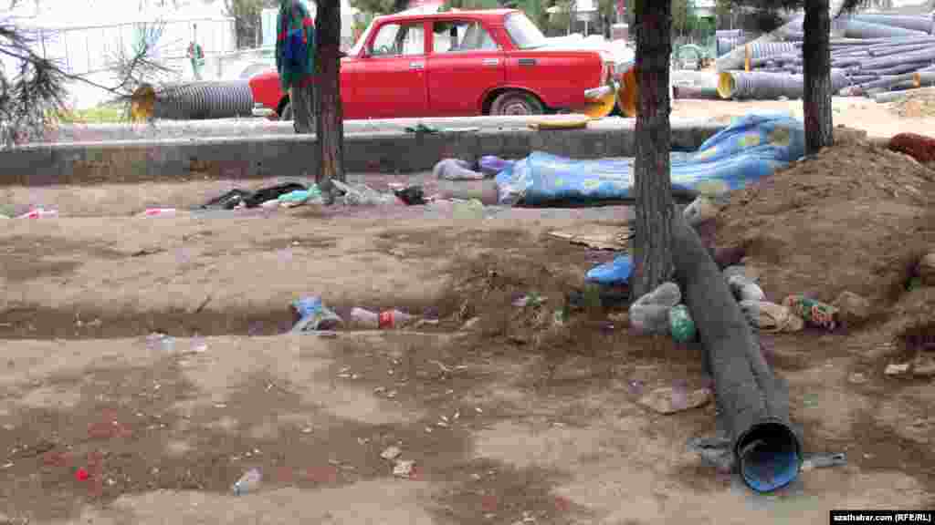 Bazar işläp durany sebäpli, golaý-goltumda ýaşaýan ýaşaýjylar her gün zir-zibilleriň galyndylarynyň golaýyndan geçmeli bolýar.