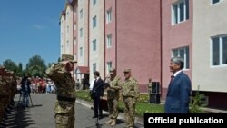 Официальная церемонии вручения ключей от квартир военнослужащим в городе Оше. 