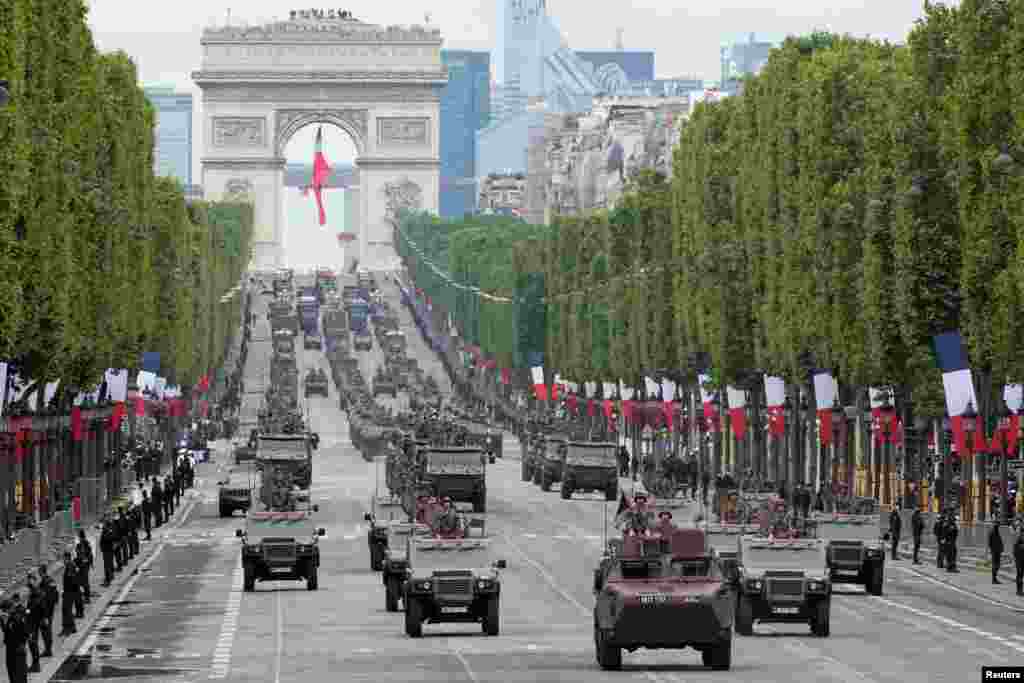 ФРАНЦИЈА - Во Франција денеска се одбележА националниот празник - Денот на падот на Бастилја - со воена парада, што минатата година не се одржа поради пандемијата на коронавирусот.