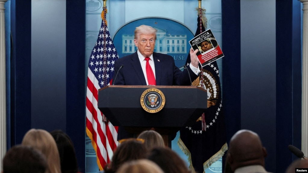  رئیس‌جمهور ایالات متحده در حال برشمردن دستاوردهایش در نخستین سالگرد بازگشت به کاخ سفید