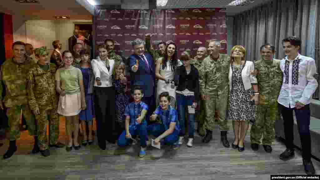 Петро Порошенко і його дружина Марина запросили на сольний концерт Джамали в Києві учасників АТО і дітей з інвалідністю. 24 травня 2016 року