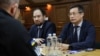 Қазақстанның Украинадағы консул Бауыржан Бегалимов соғыста Ресей әскері жағында соғысып жүрген қазақстандықтардың тізімі жарияланғаннан кейін Украинаның әскери тұтқынмен қарым-қатынас штабының өкілдерімен кездескен сәті. Сәуір 2025 жыл. "Хочу жить" жобасының суреті.