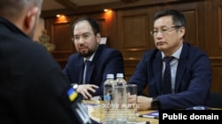 Қазақстанның Украинадағы консулы Бауыржан Бегәлімов Ресей әскері жағында соғысып жүрген қазақстандықтардың тізімі жарияланғаннан кейін Украинаның әскери тұтқынмен қарым-қатынас штабының өкілдерімен кездескен сәті. 2025 жылғы сәуір айы. "Хочу жить" жобасы жариялаған сурет.