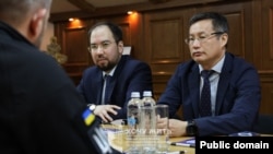 Қазақстанның Украинадағы консул Бауыржан Бегалимов соғыста Ресей әскері жағында соғысып жүрген қазақстандықтардың тізімі жарияланғаннан кейін Украинаның әскери тұтқынмен қарым-қатынас штабының өкілдерімен кездескен сәті. Сәуір 2025 жыл. "Хочу жить" жобасының суреті.