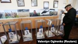 Голосування на одній з дільниць у Києві на місцевих виборах, 25 жовтня 2015 року