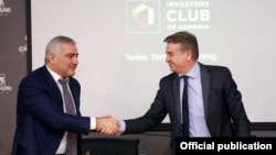 Armenia - Prime Minister Karen Karapetian (R) and Russian-Armenian businessman Samvel Karapetian announce the creation of a Russian-Armenian investment fund in Yerevan, 25Mar2017.