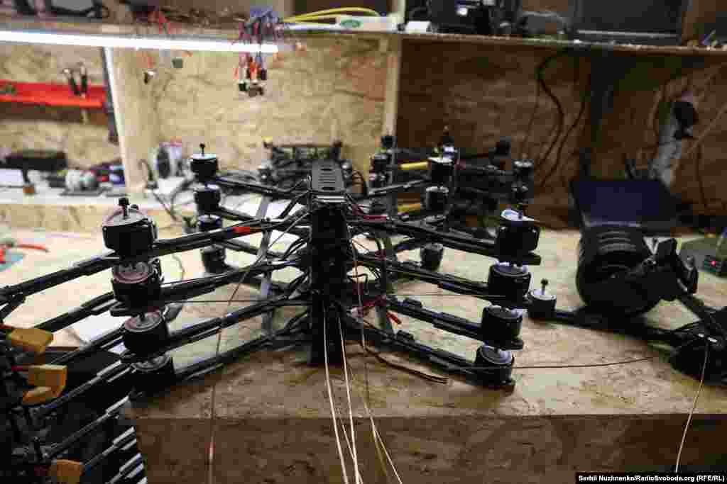 Рами FPV-дронів, які збирають самі військові неподалік від лінії фронту