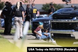 Policija na mjestu masovne pucnjave, ispred supermarketa Kroger u Colliervilleu, udaljenom 56 kilometara istočno od grada Memphisa u američkoj saveznoj državi Tennessee, 23. septembra 2021.