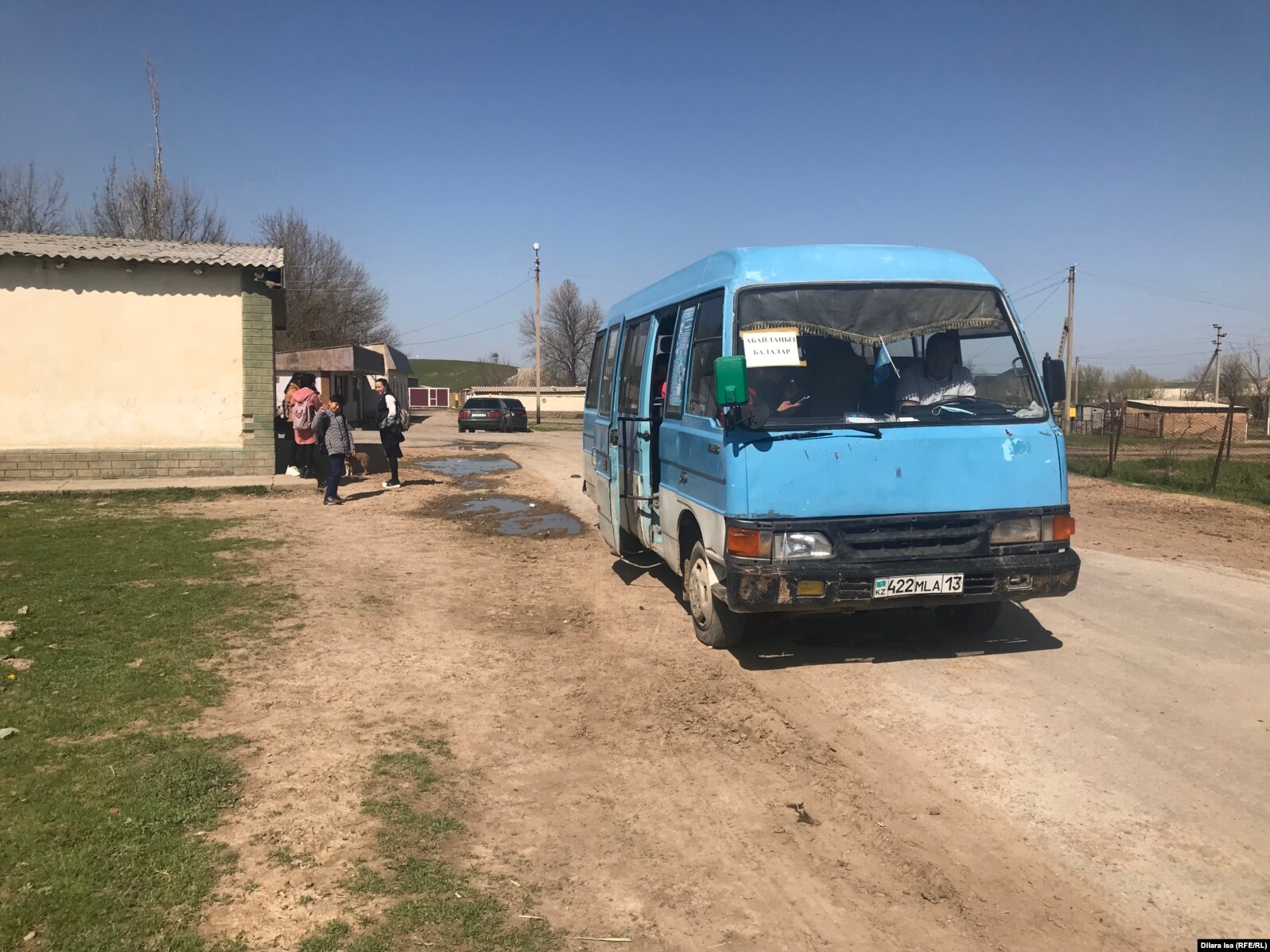 Школьный автобус для детей, которые учатся в селе Багыс, но живут в соседнем селе. Туркестанская область, 7 апреля 2021 года.