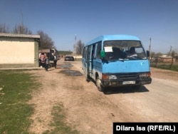 Школьный автобус для детей, которые учатся в селе Багыс, но живут в соседнем селе. Туркестанская область, 7 апреля 2021 года.