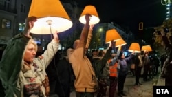 Участници в протеста с искане за оставката на изпълняващия функциите на главен прокурор Борислав Сарафов пред Съдебната палата в София