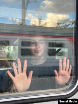 Артем у поїзді в Севастополі, що прямує до Ростова–на–Дону