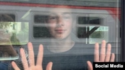 Артем у поїзді в Севастополі, що прямує до Ростова–на–Дону