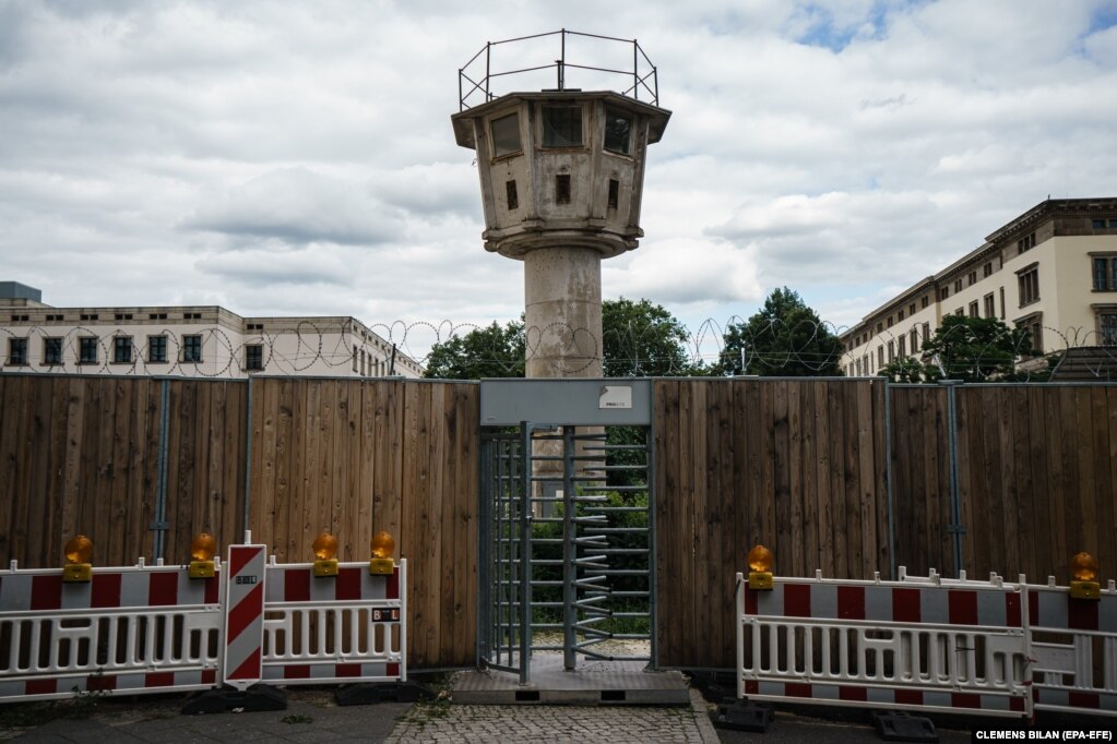 Një ish-kullë vrojtuese e Republikës Demokratike Gjermane shihet prapa telave me gjemba të një gardhi në një vend ndërtimi, afër Sheshit të Potsdamit, në Berlin. (31 korrik)