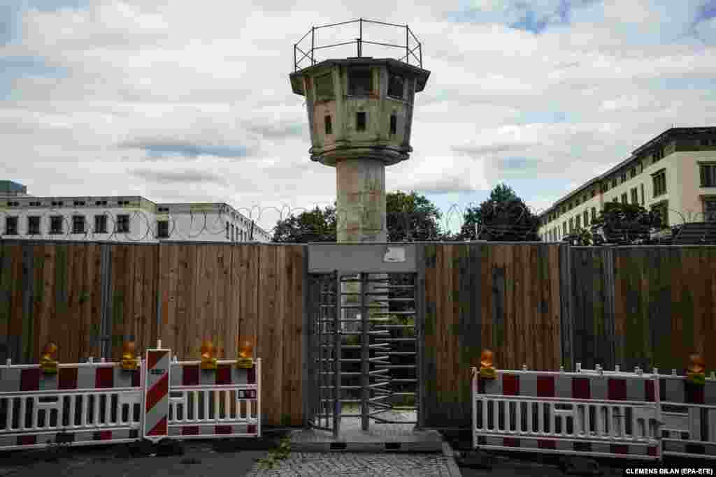 A Potsdamer Platz közelében megmaradt őrtorony egy építkezés helyszínén 2021. július 31-én